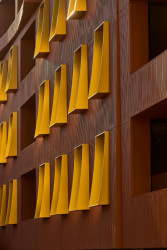 Vertikální rastrování podle architektů vychází ze stop, které na starých domech zanechává stékající voda ze střech. (Rezidence U Milosrdných na Starém Městě od Fránek Architects)