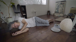 Yasuo Moriyama ve svém domě v Tokiu od architekta Ryue Nishizawy, snímek z dokumentu Moriyama-san