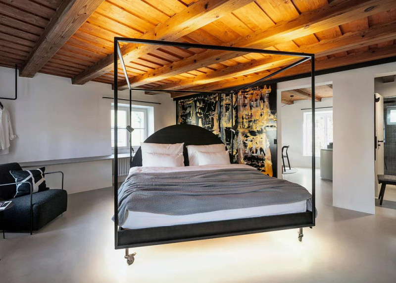 Výrazný prvek v interiéru představují předeším práce Patrika Hábla.