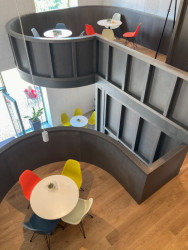 Z pivovaru enotéka – velmi netradiční řešení interiéru a soudobé detaily vás zaujmou alespoň tolik, co místní nabídka vína. Foto: Klára Koldová