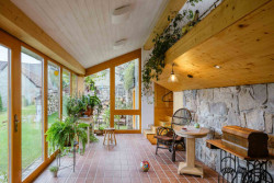 Denní světlo je příjemné jak pro rodinu, tak pro pokojové rostliny, kterých mají přírodovědci mnoho.