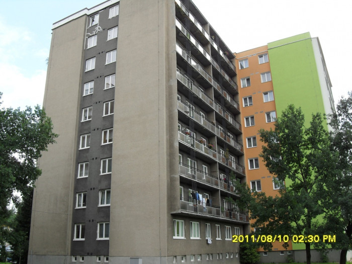 Původní stav panelového domu před rekonstrukcí od ateliéru Holiš + Šochová architekti