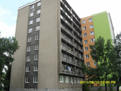 Původní stav panelového domu před rekonstrukcí od ateliéru Holiš + Šochová architekti