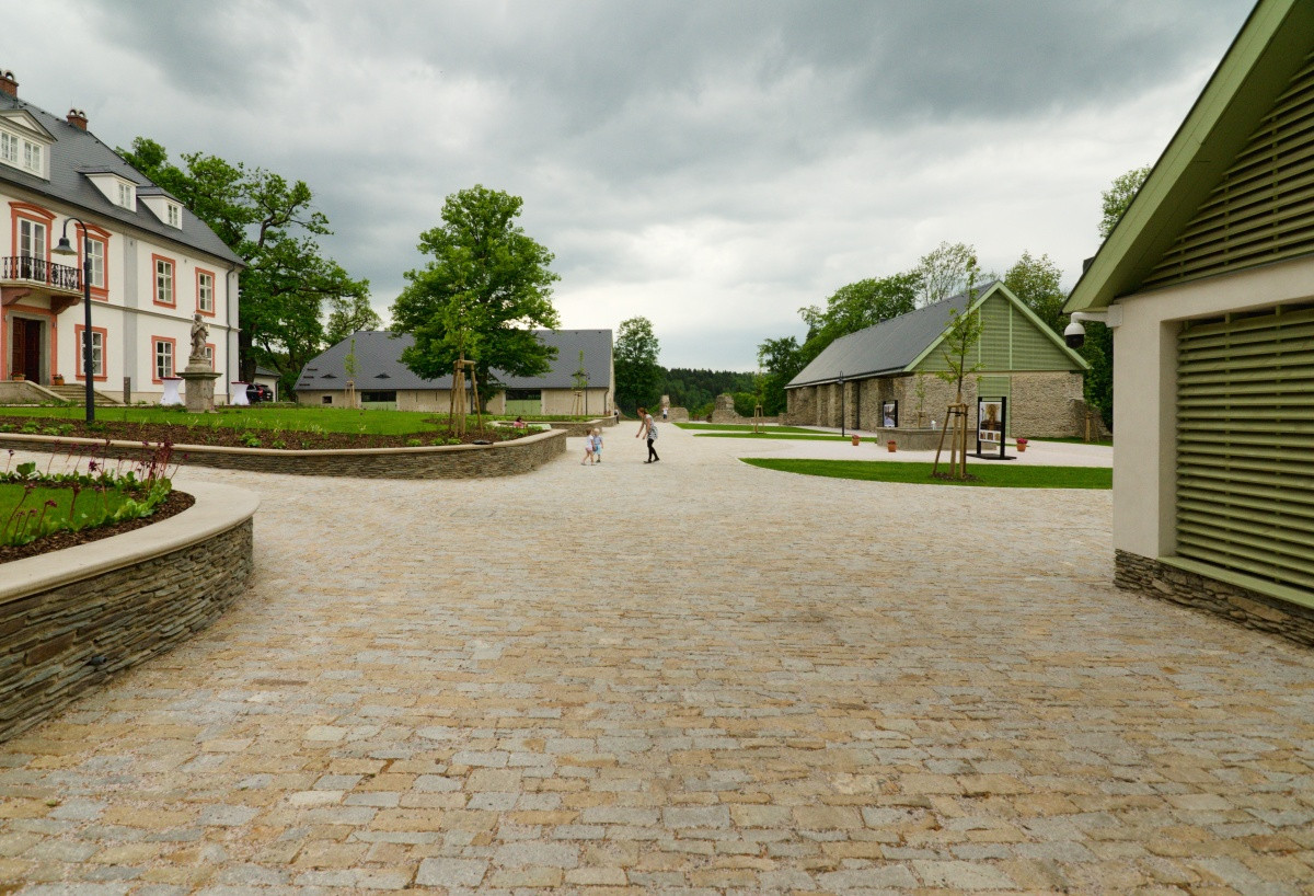 Revitalizace zámeckého areálu Návarov, M3M