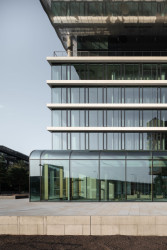 Na místě brněnského brownfieldu Vlněna vyrostl kancelářský komplex. Studio acht zde postavilo patnáctipodlažní prosklenou budovu s označením I.