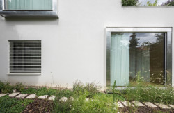 Každý byt má okno se sedacím parapetem. (Terasový dvojdům v Krči, martin cenek architecture)