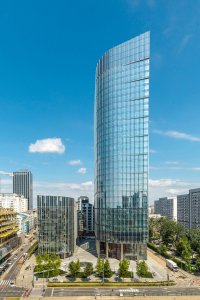 Mrakodrap od Goettsch Partners v centru Varšavy