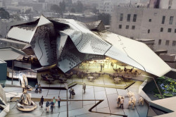 Americký architekt Tom Wiscombe navrhl pro  downtown v Los Angeles Muzeum současného umění, které adaptoval a částečně začlenil starou konstrukci, k níž přistavuje novou a využívá jejich vzájemného napětí.