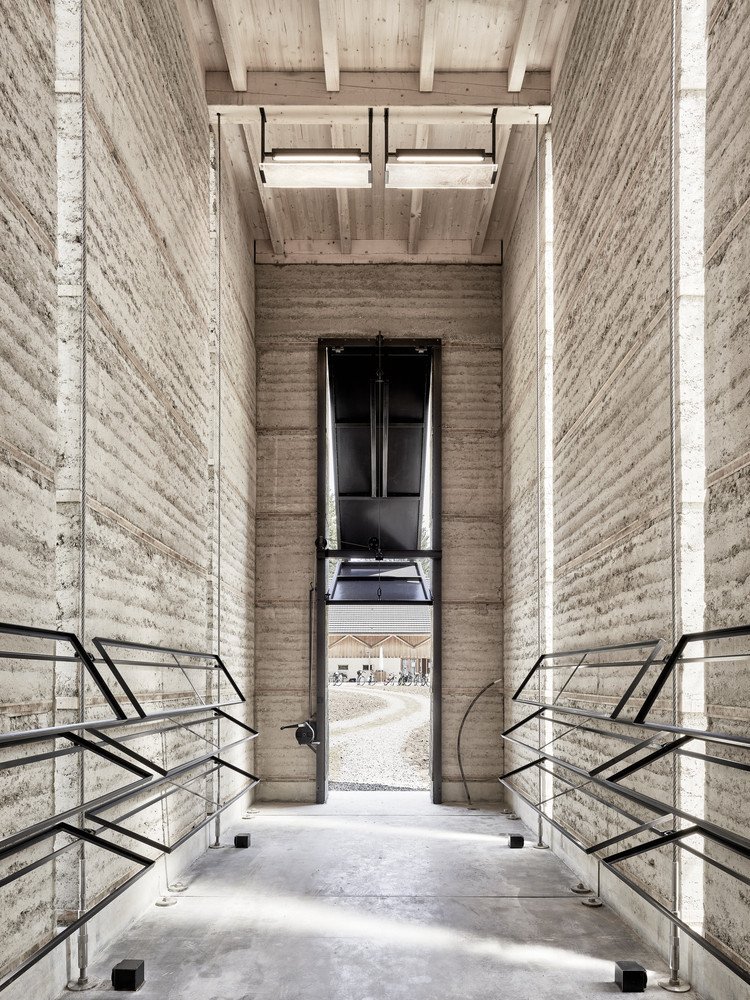 Uvnitř věže (věž v Chamsu, Bolthauser Architekten a další)