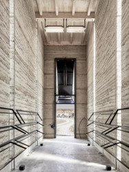 Uvnitř věže (věž v Chamsu, Bolthauser Architekten a další)