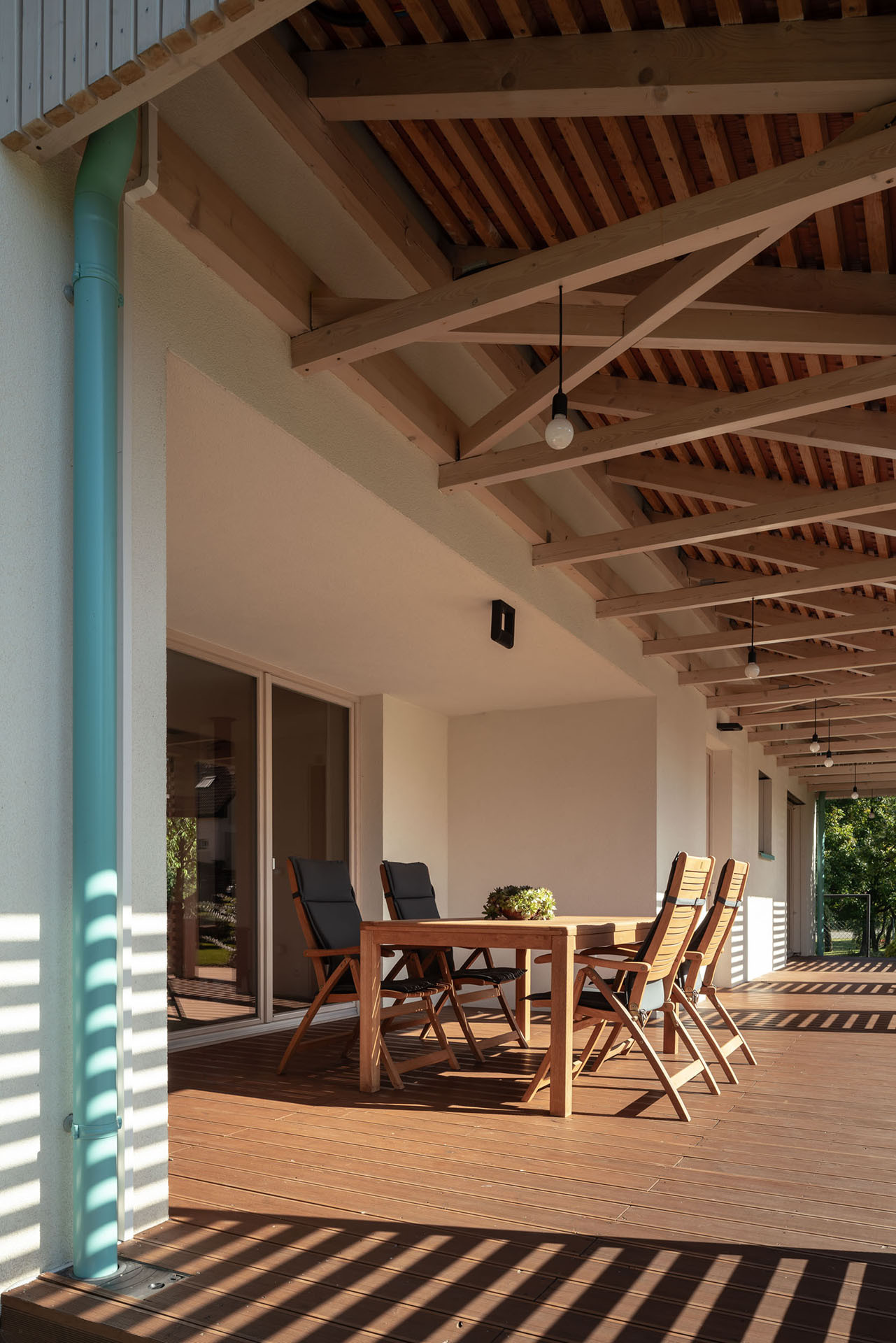 Je krytá střechou a také slunolamy, to vše přidává na soukromí. (Rodinný dům v Klokočné od ateliéru Chrama)