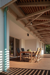 Je krytá střechou a také slunolamy, to vše přidává na soukromí. (Rodinný dům v Klokočné od ateliéru Chrama)