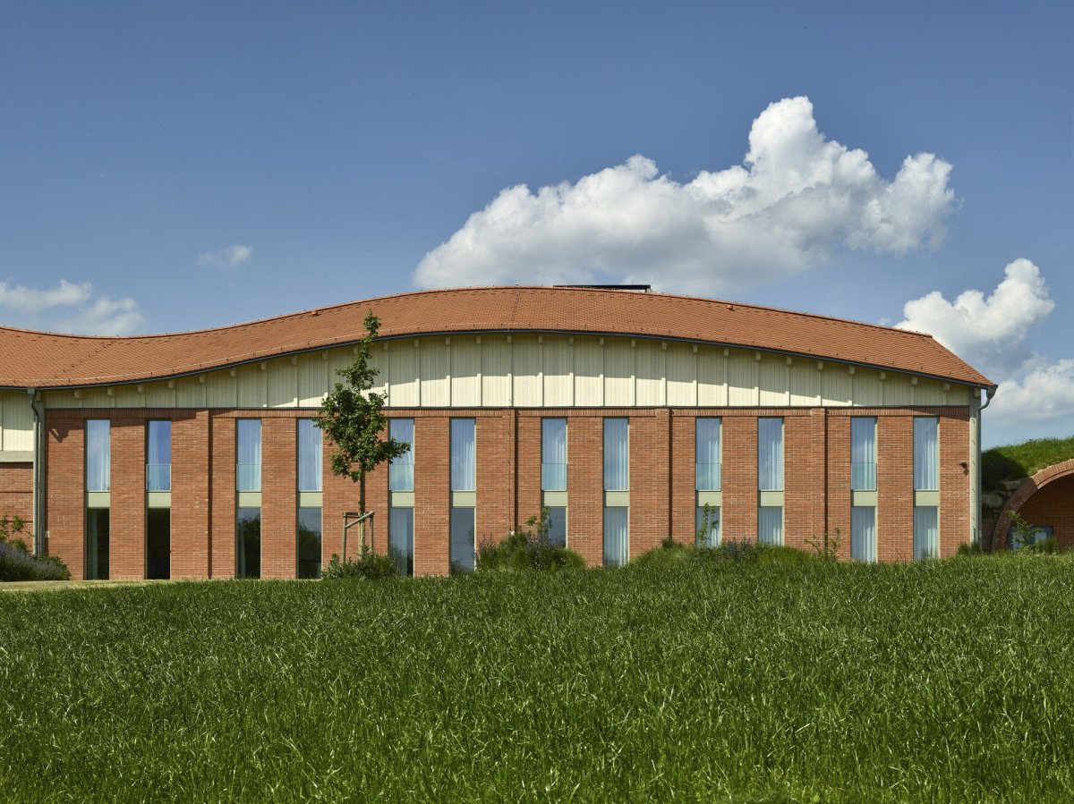 Jakub Cigler Architekti proměnili bývalý areál JZD na zážitkové vinařství s ubytováním