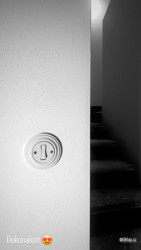 Společnost Kliklap vyrábí v České republice plastové vypínače a zásuvky v retro stylu.