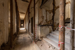 Ve dvou třetinách velkého objektu ale stále nic není, na jeho slavnější historii upomínají pouze zbytky nástěnných maleb a štuků