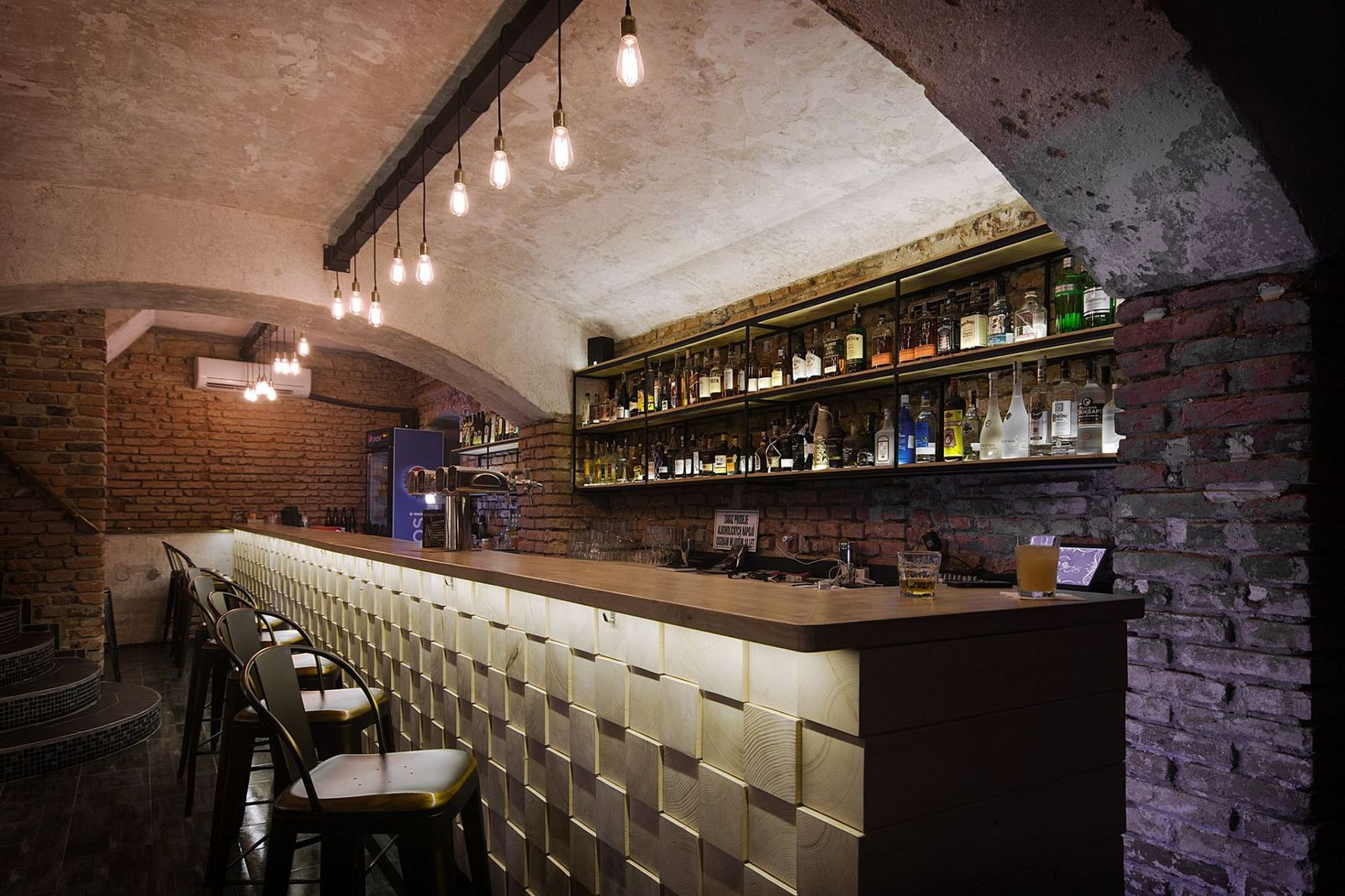 Interiéru dominuje bar. Foto