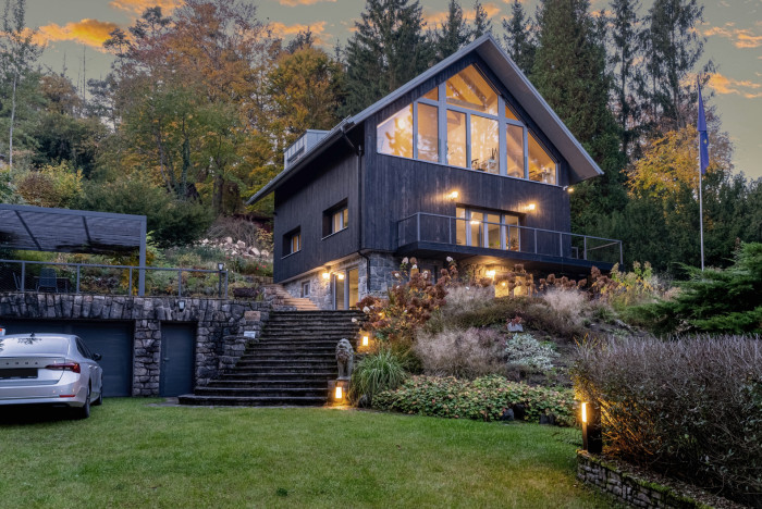 Studio 3K Architects zrekonstruovalo chatu v odlehlých lesích na Benešovsku