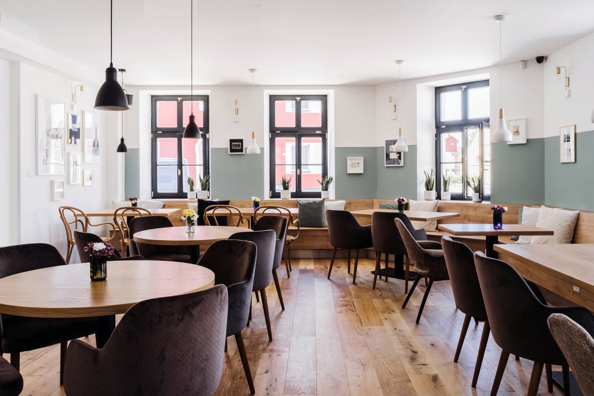 Uvnitř restaurace (atelier 67, hotel Slunce v Osečné)