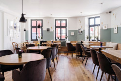 Uvnitř restaurace (atelier 67, hotel Slunce v Osečné)