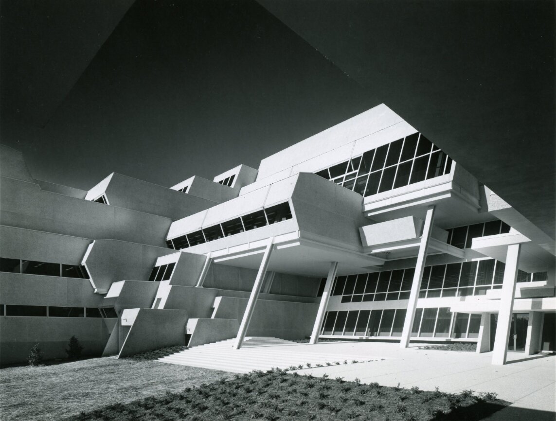 Architekt Paul Rudolph navrhl budovu jako sídlo lékařské výzkumné společnosti Burroughs Wellcome, 1969-72.