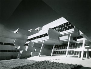 Architekt Paul Rudolph navrhl budovu jako sídlo lékařské výzkumné společnosti Burroughs Wellcome, 1969-72.