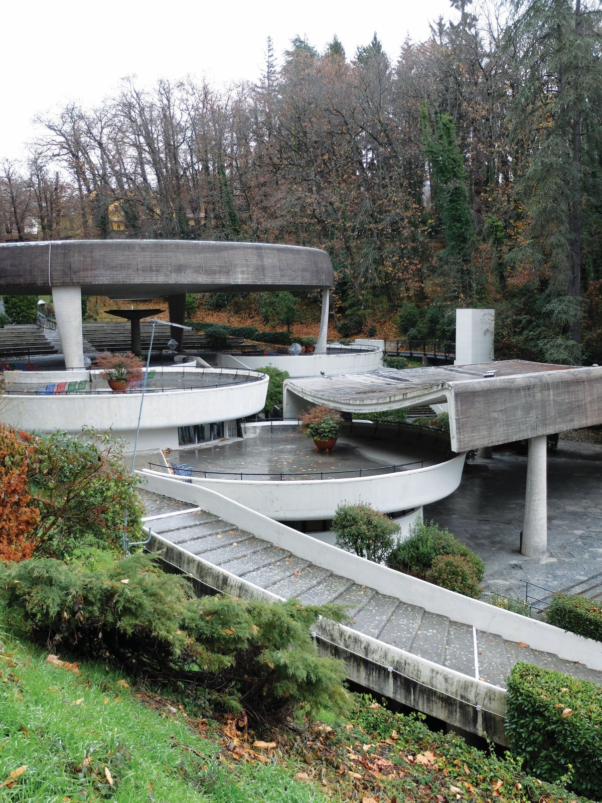 Rozehraná architektura lázeňské kolonády Bonifáce VIII. ve Fiuggi © Adam Štěch