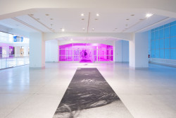 Instalace návštěvníka spolehlivě naviguje. (Výstava Libuše Jarcovjaková, ateliér AnnaMAT)