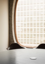 Rekonstrukce poválečné budovy na administrativní prostory od studia GOING EAST