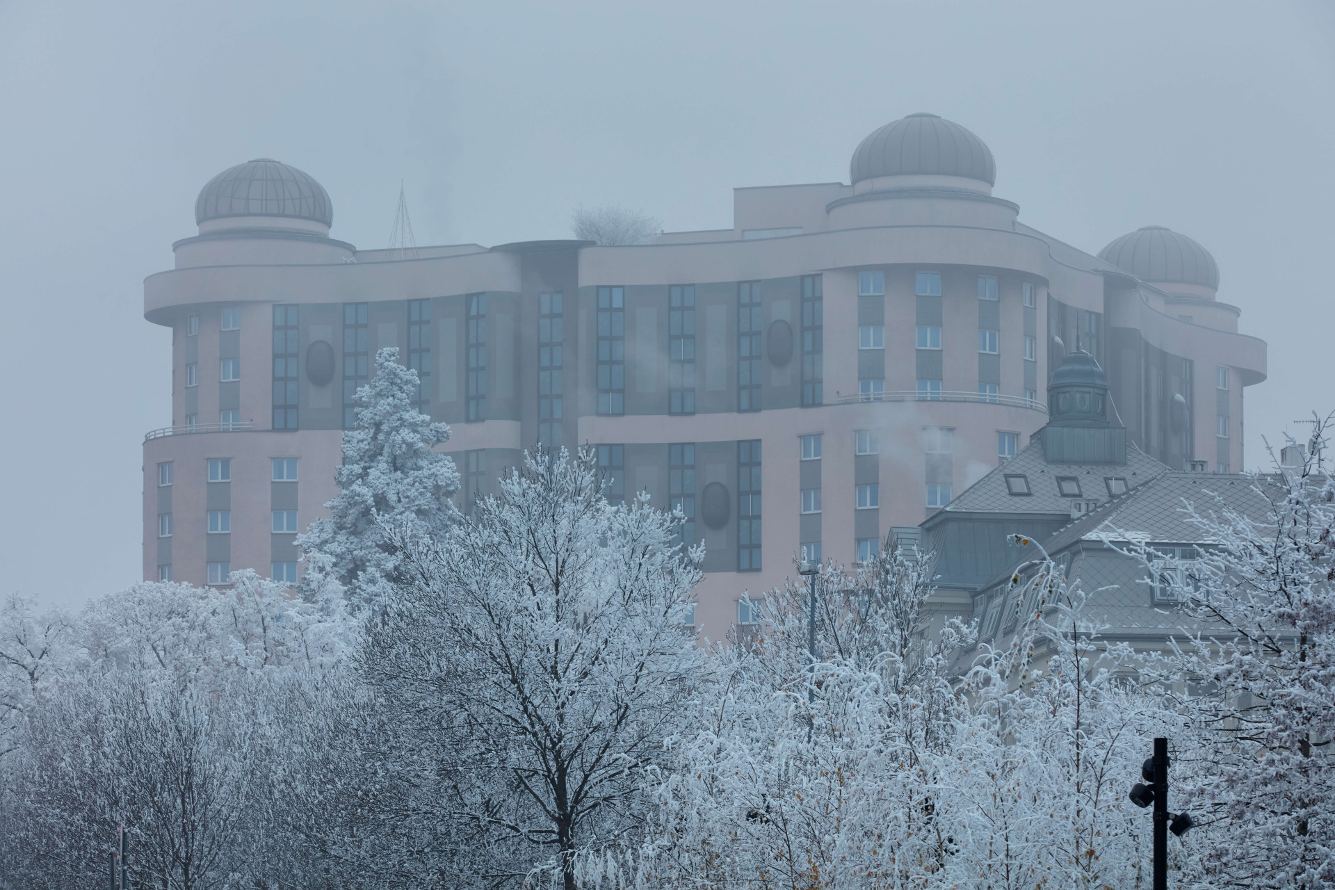 Don Giovanni se prostě stal součástí Prahy a i na jeho obraz na horizontu jsme si už zvykli. Někomu připomíná pařez, někomu dort - vymýšlet mu přezdívky, to Pražany zřejmě neomrzí ani v dalších třiceti letech.