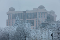 Don Giovanni se prostě stal součástí Prahy a i na jeho obraz na horizontu jsme si už zvykli. Někomu připomíná pařez, někomu dort - vymýšlet mu přezdívky, to Pražany zřejmě neomrzí ani v dalších třiceti letech.