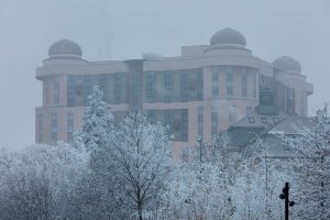 Don Giovanni se prostě stal součástí Prahy a i na jeho obraz na horizontu jsme si už zvykli. Někomu připomíná pařez, někomu dort - vymýšlet mu přezdívky, to Pražany zřejmě neomrzí ani v dalších třiceti letech.