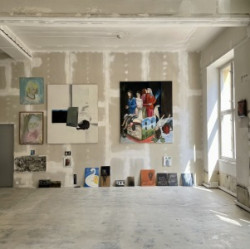 Nahlédnout za fasády Vinohrad a navštívit Prostoru. Nová galerie se nachází v architektonické kanceláři Marcely Steinbachové