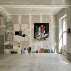Nahlédnout za fasády Vinohrad a navštívit Prostoru. Nová galerie se nachází v architektonické kanceláři Marcely Steinbachové