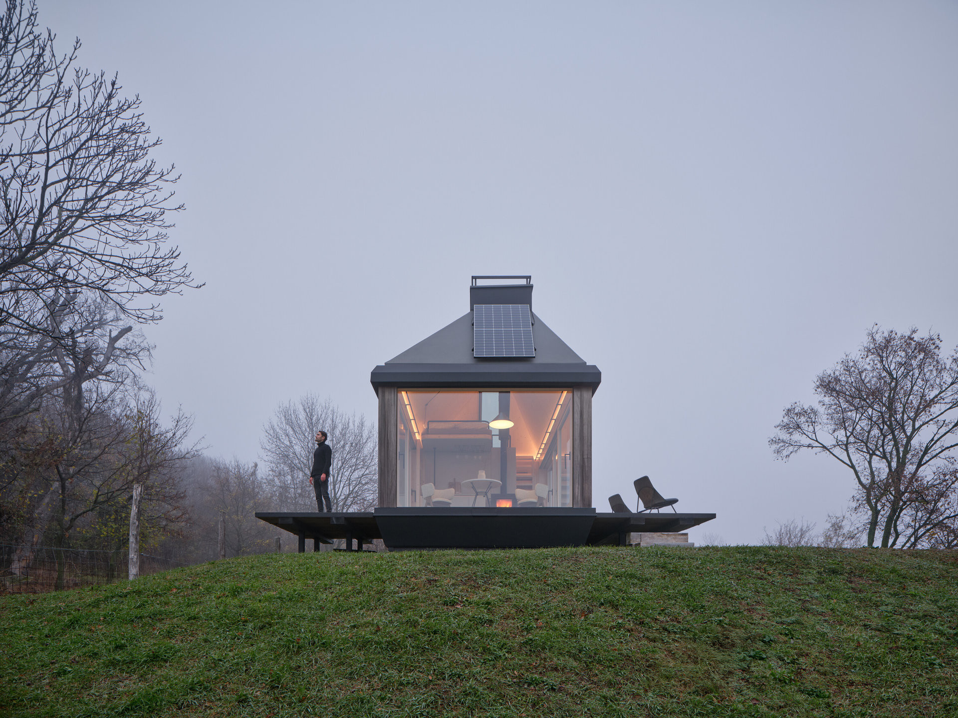 Spotřebu elektřiny musí pokrýt solární panely. (Domek ve vinici; Ark-Shelter, Archekta)