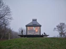 Spotřebu elektřiny musí pokrýt solární panely. (Domek ve vinici; Ark-Shelter, Archekta)