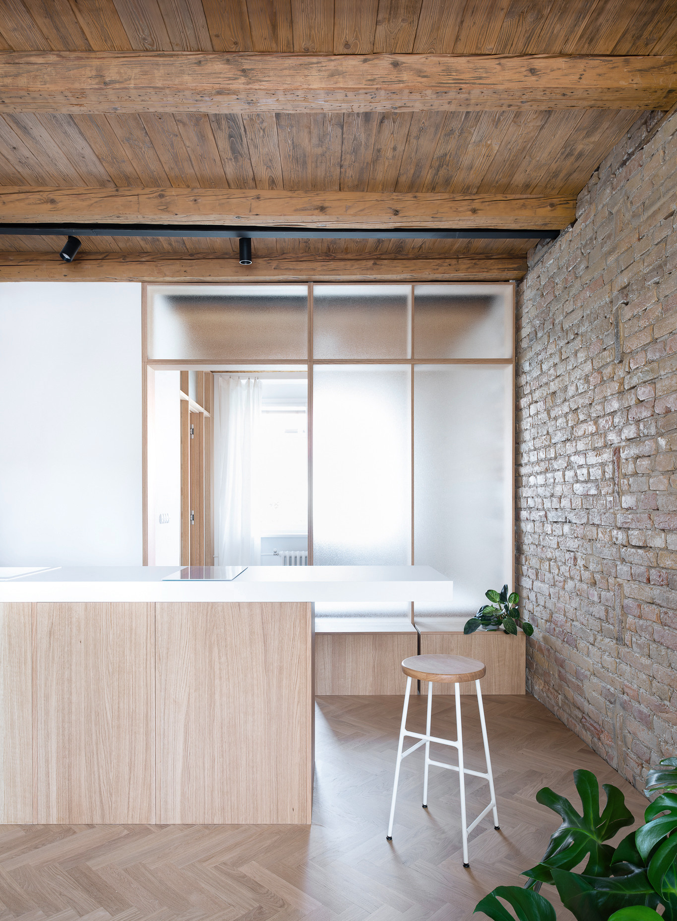 Odhalilo se třeba cihlové zdivo nosné stěny, vidět je taky záklopový strop.