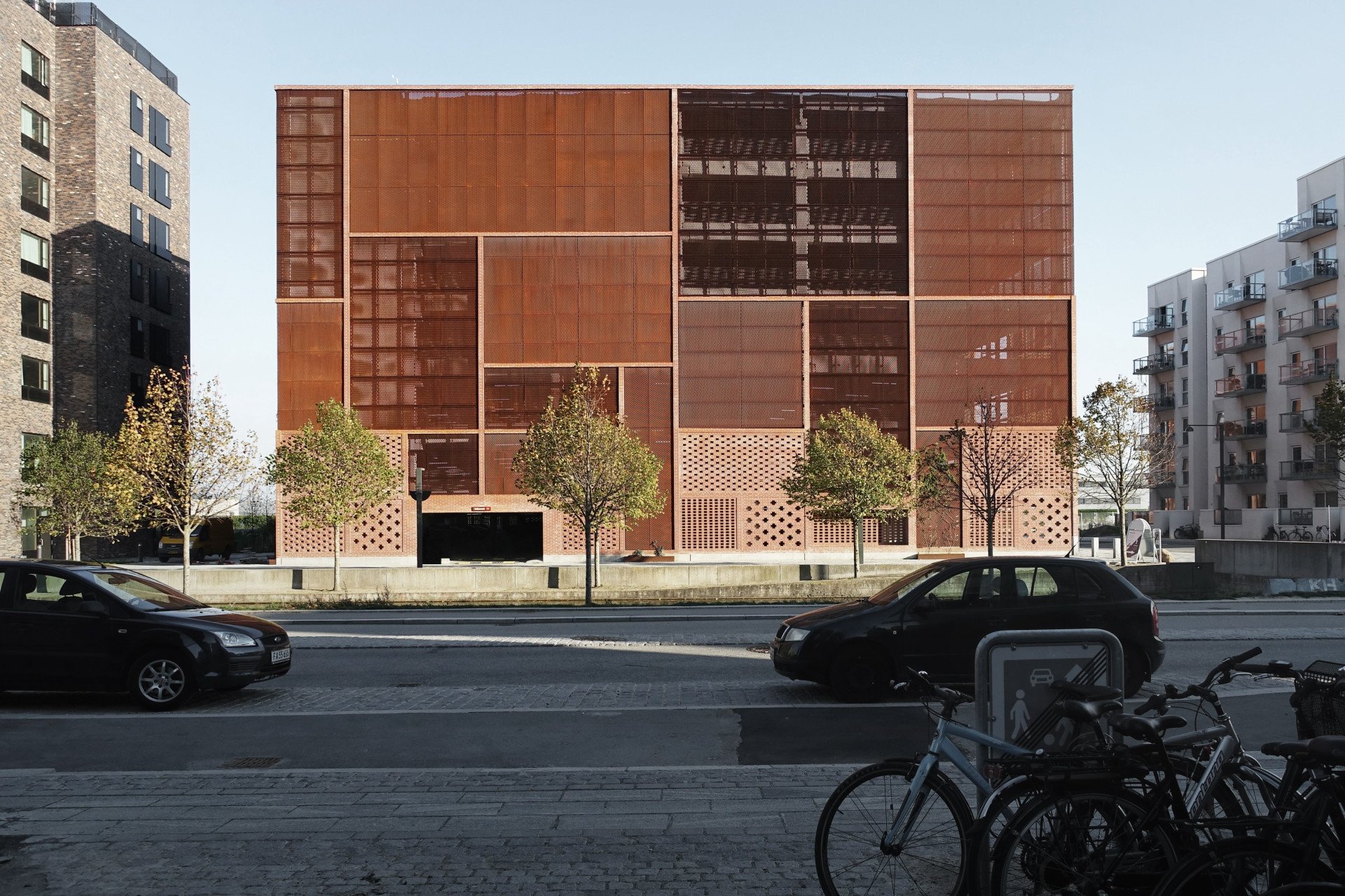 Rukopis architektury tohoto objektu prozrazuje jeho autory. Podobně starý „sourozenec“ nordhavenského parkovacího domu navrhli také JAJA Architects. Nachází se v Ørestadu, nedaleko komplexu „Hora“ od BIG. Stavbu na pevném soklu má brzy porůst vinná réva. 
