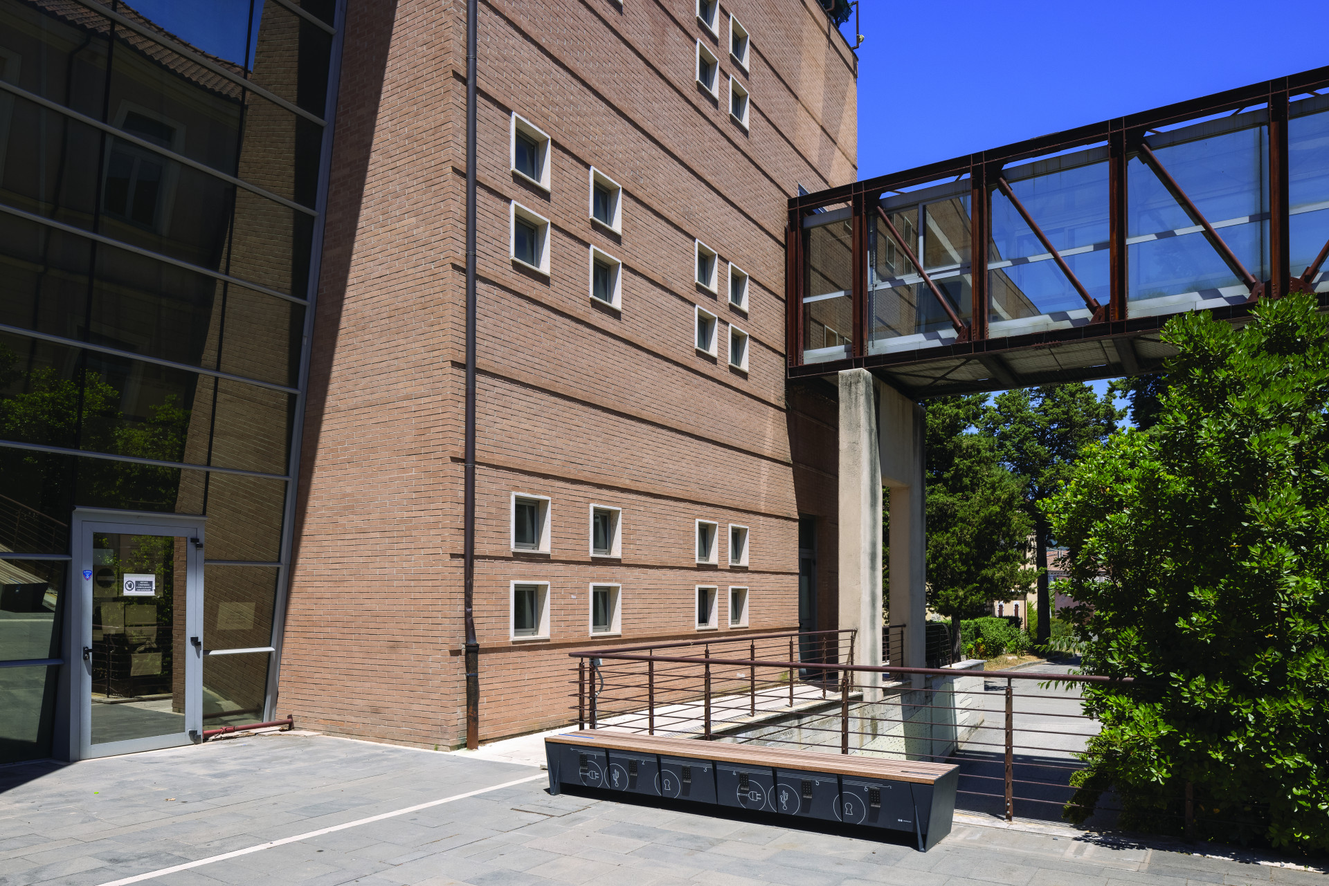 Parková lavička eBlocq s šesti integrovanými uzamykatelnými boxy