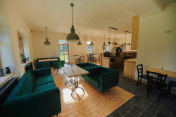 Huť Marie, Architektura s.r.o.: Bývalá sklárna dnes obsahuje také prostory fitness, lezeckou stěnu, kavárnu a wellness