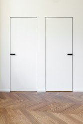 Neviditelné zárubně a kliky MINIMAL s povrchem titan černý mat od českého výrobce M&T.