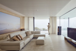 Podlahy jsou z běleného dubu. (Bungalov ve východních Čechách; Atelier Kunc)