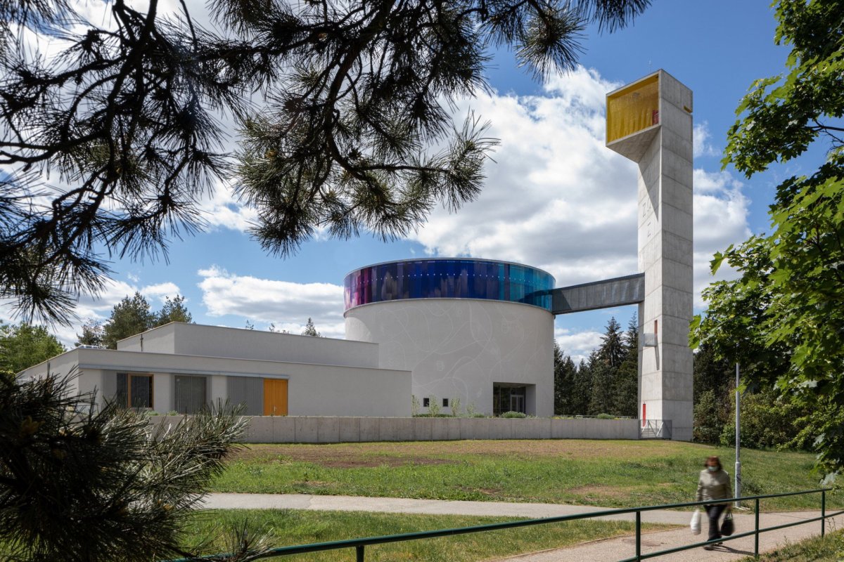 V oválném kostele od architekta Marka Štěpána budou probíhat všechny tradiční liturgické obřady, třeba i půlnoční.