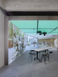 Konsepti nedávno otevřelo nový showroom s velkoformátovou projekcí, která v mnohém posouvá hranice vizualizací interiérů, za architektonickým návrhem stojí studio Perspektiv