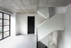 Dominantou domu se stalo skulpturální schodiště propojující všechna obytná patra. (Chata JARO u Prahy, edit! architects)