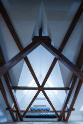 Vyřezaná zvonice v podkroví (Villa Fitz v Rokycanech, Luni architekti)