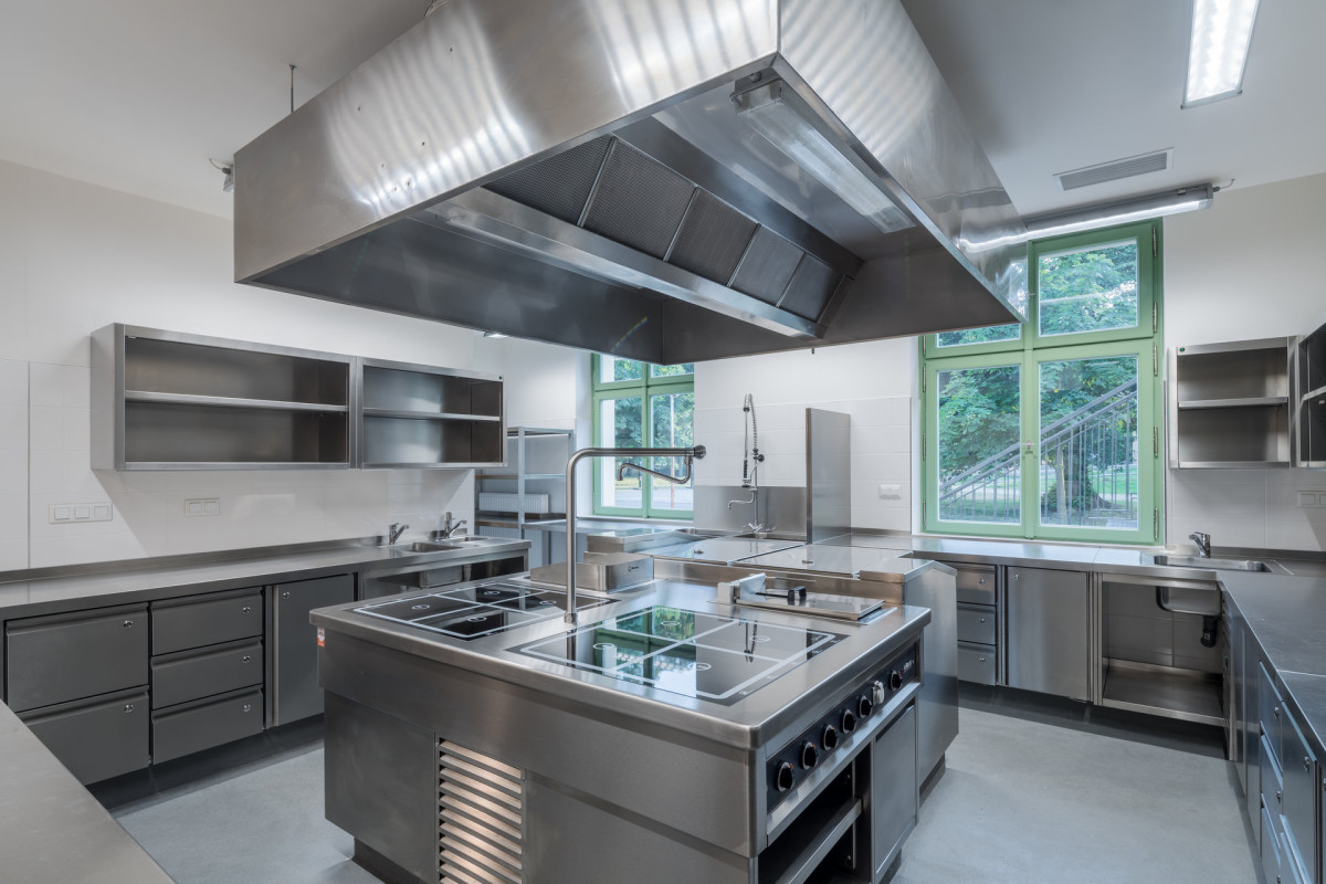 Pohled do zázemí gastroprovozu (Rekonstrukce restauračního pavilonu Bohemia; SGL Projekt)