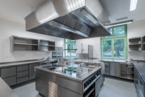 Pohled do zázemí gastroprovozu (Rekonstrukce restauračního pavilonu Bohemia; SGL Projekt)