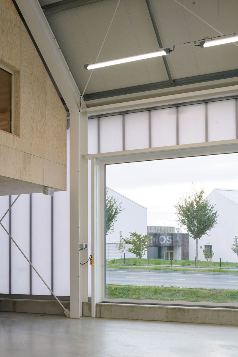 Výhled přes velkoformátová okna. (Hasičská stanice Dolní Jirčany, SOA architekti)
