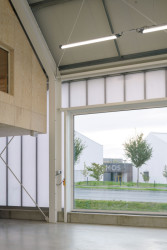 Výhled přes velkoformátová okna. (Hasičská stanice Dolní Jirčany, SOA architekti)
