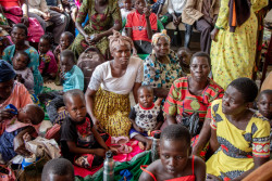 Děti v Ugandě zbytečně umírají na srpkovitou anémii, kterou lze léčit. Čeští lékaři a Luni architekti navrhli kliniku, která jim poskytne potřebnou péči.